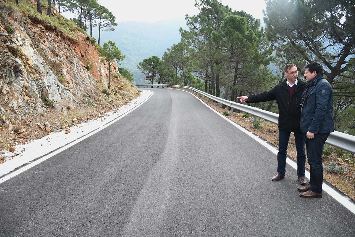 El alcalde de Jubrique y el vicepresidente de Diputación en la carretera.