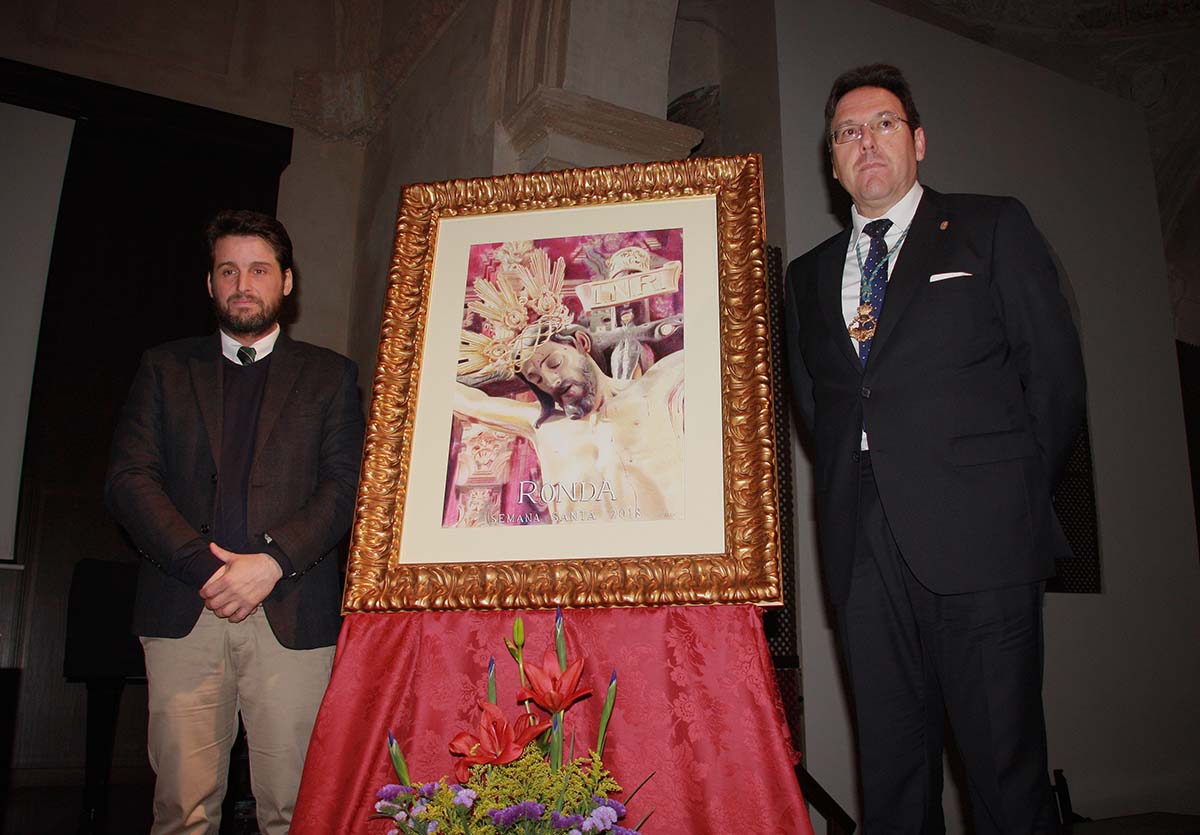 El artista Ángel Alén, junto al presidente de la Agrupación muestran el cartel oficial de la Semana Santa.