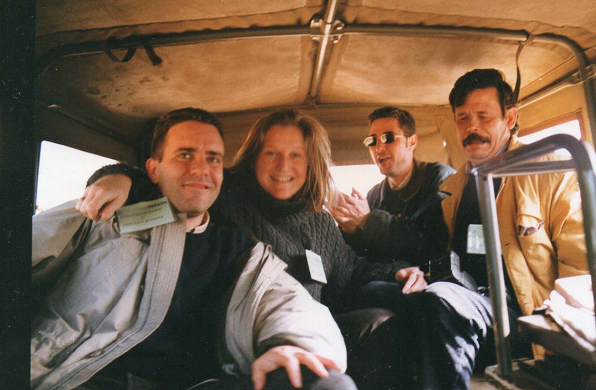 Cepero (primero por la izquierda), junto a compañeros en un Jeep de la Legión durante unas maniobras militares en Las Navetas.