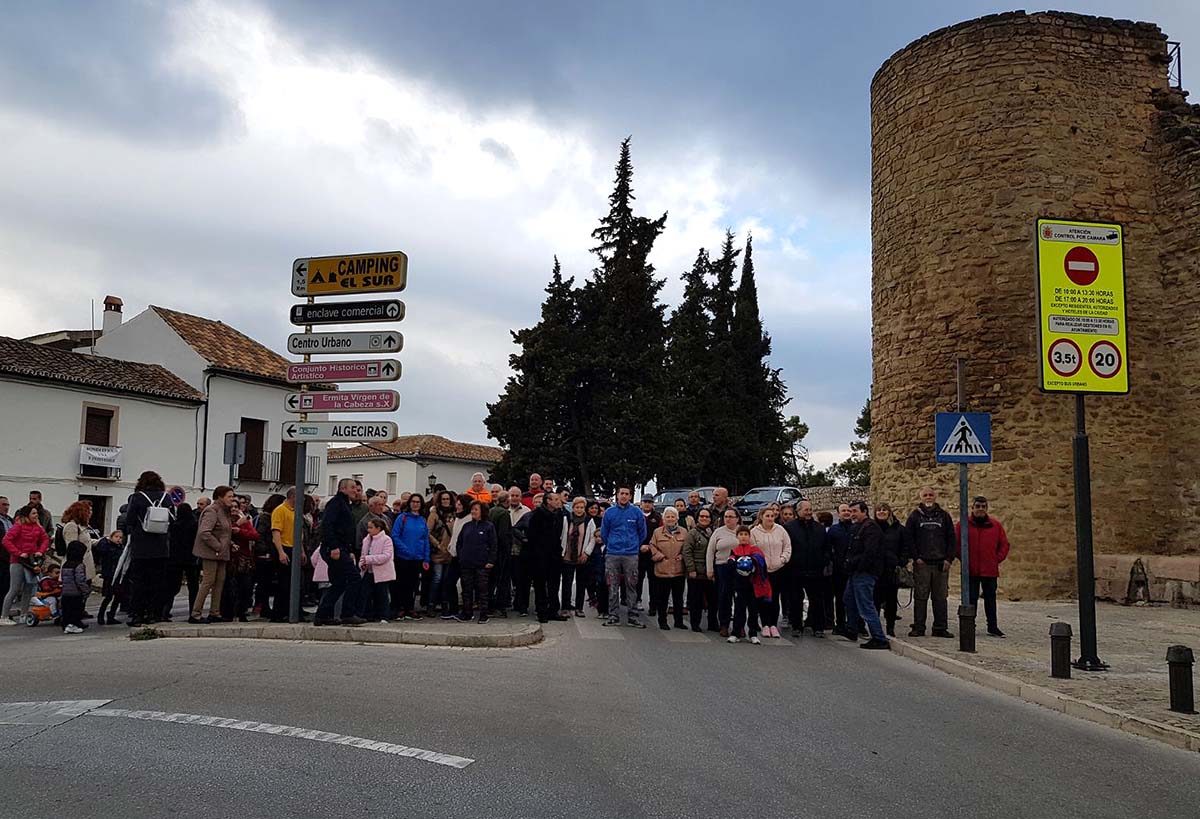 Decenas de rondeños han mostrado esta tarde su rechazo cruzando de un lado a otro el paso de peatones de San Francisco.