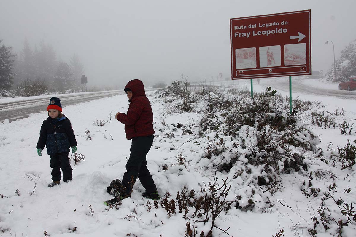 Dos niños juegan en las inmediaciones del Parque Natural Sierra de las Nieves.