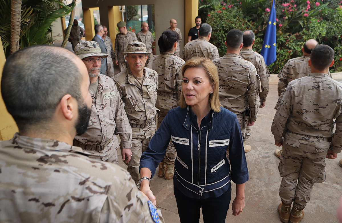La ministra de Defensa saluda a uno de los militares desplazados a Mali.