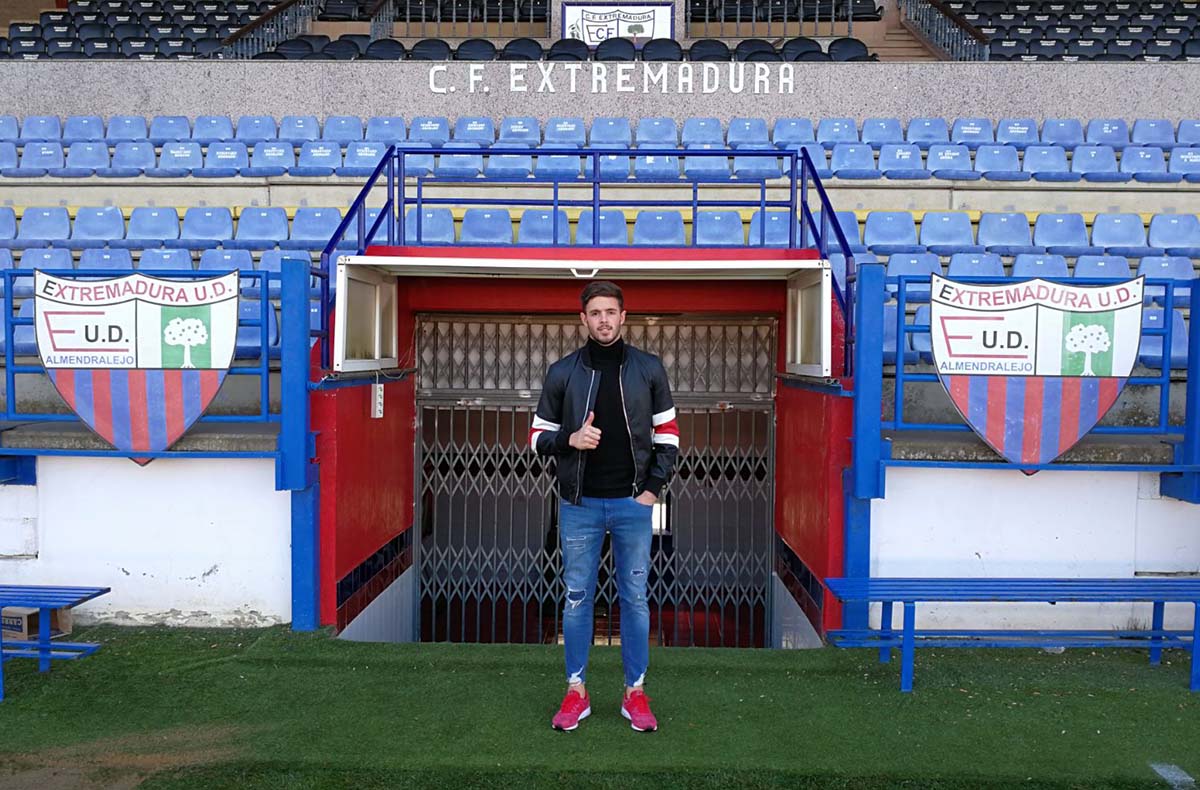 El guardameta rondeño en el campo del Extremadura tras la firma del contrato deportivo.