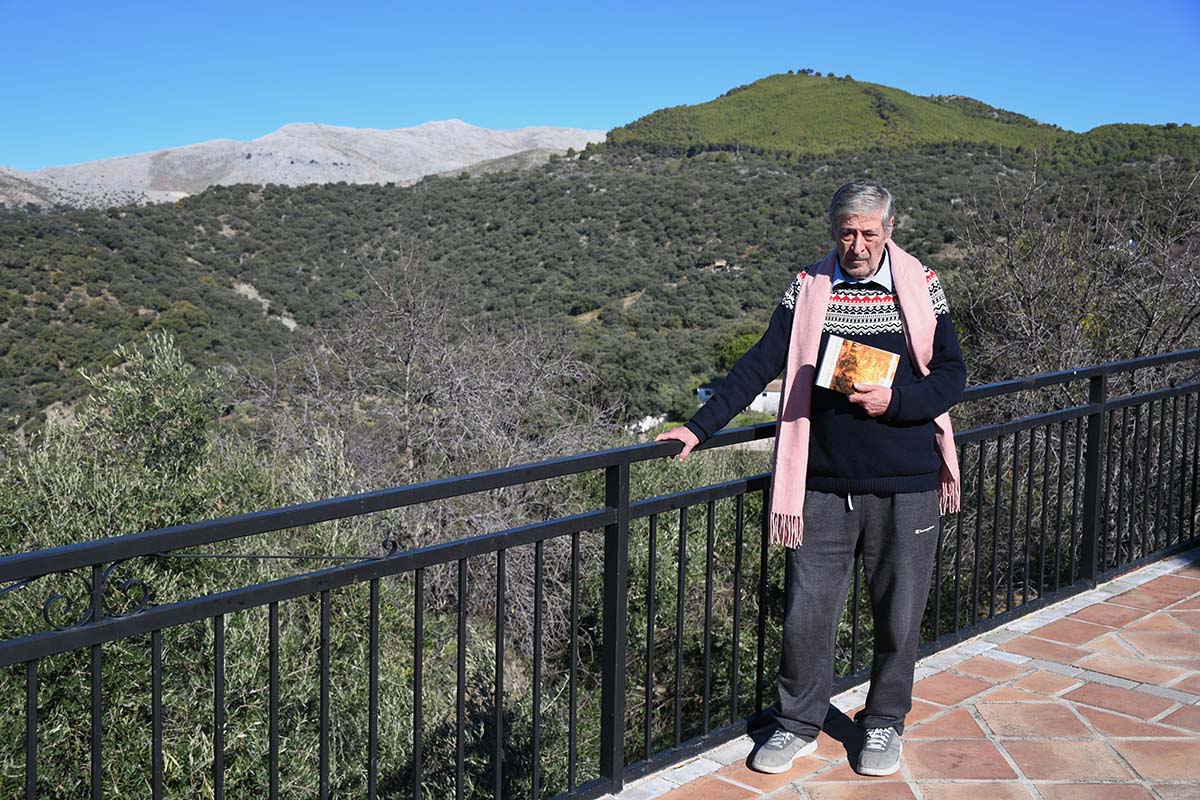 José Barragán en los interminables paisajes del Valle del Genal.