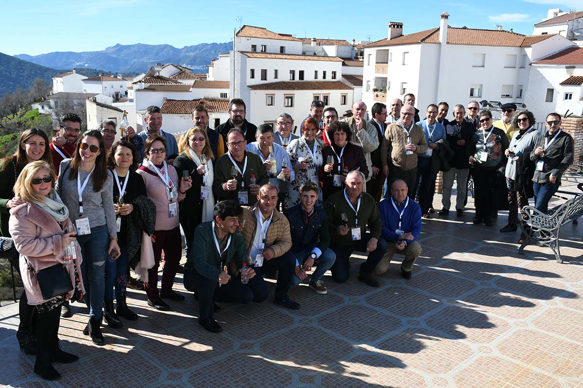 Los participantes en la cata de vino celebrada en Faraján.