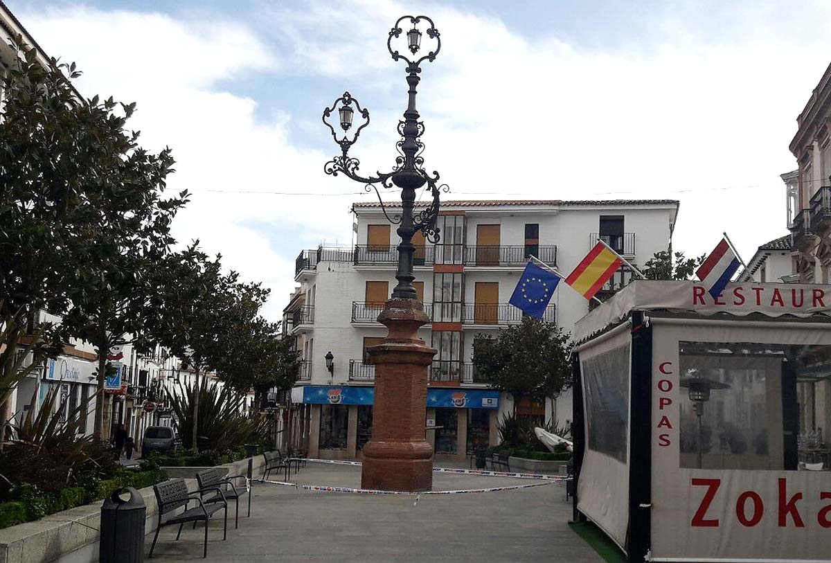 La centenaria farola, después de tantos años, ha perdido uno de sus brazos.