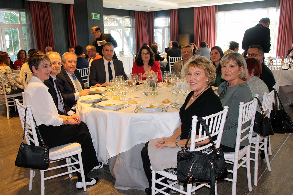 Francisco Núñez Bouzas, en el centro de la mesa durante el almuerzo homenaje celebrado en el Hotel Catalonia Reina Victoria.