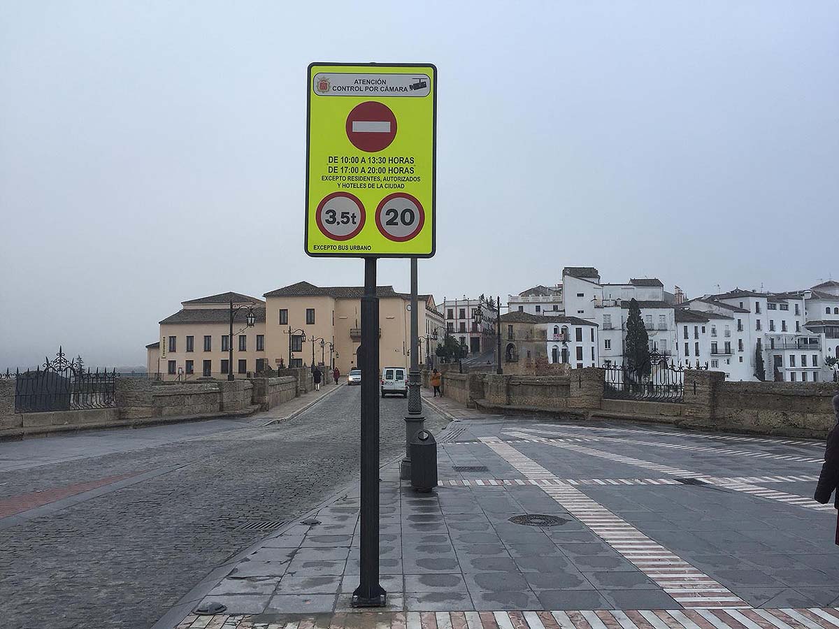 Cartel de prohibición en el Puente Nuevo cuando estaba cortado al tráfico. Foto Archivo.