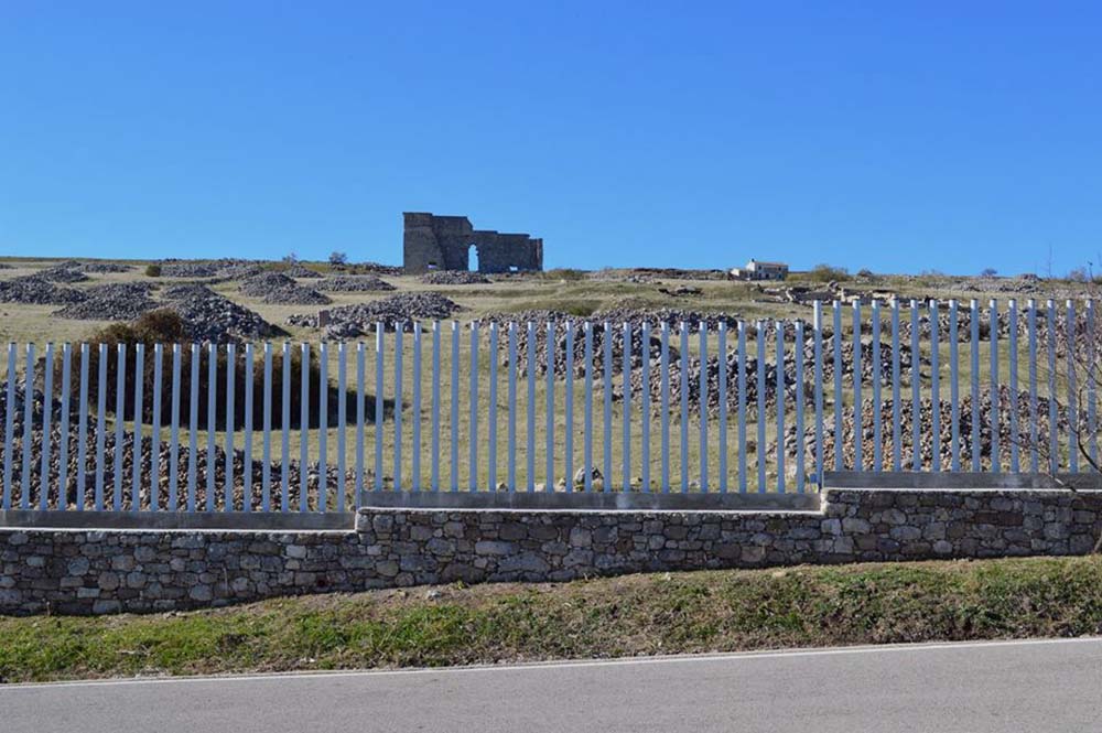 Se ha sustituido el cercado exterior para evitar que los visitantes entren al complejo cuando permanece cerrado.
