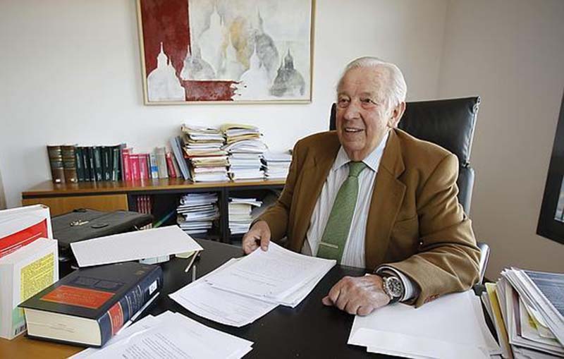 Manuel Olivencia en su despacho de Sevilla. Foto Juan Adía.