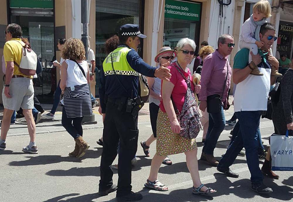 Un miembro de la Policía Local regula el tráfico en el centro de Ronda.