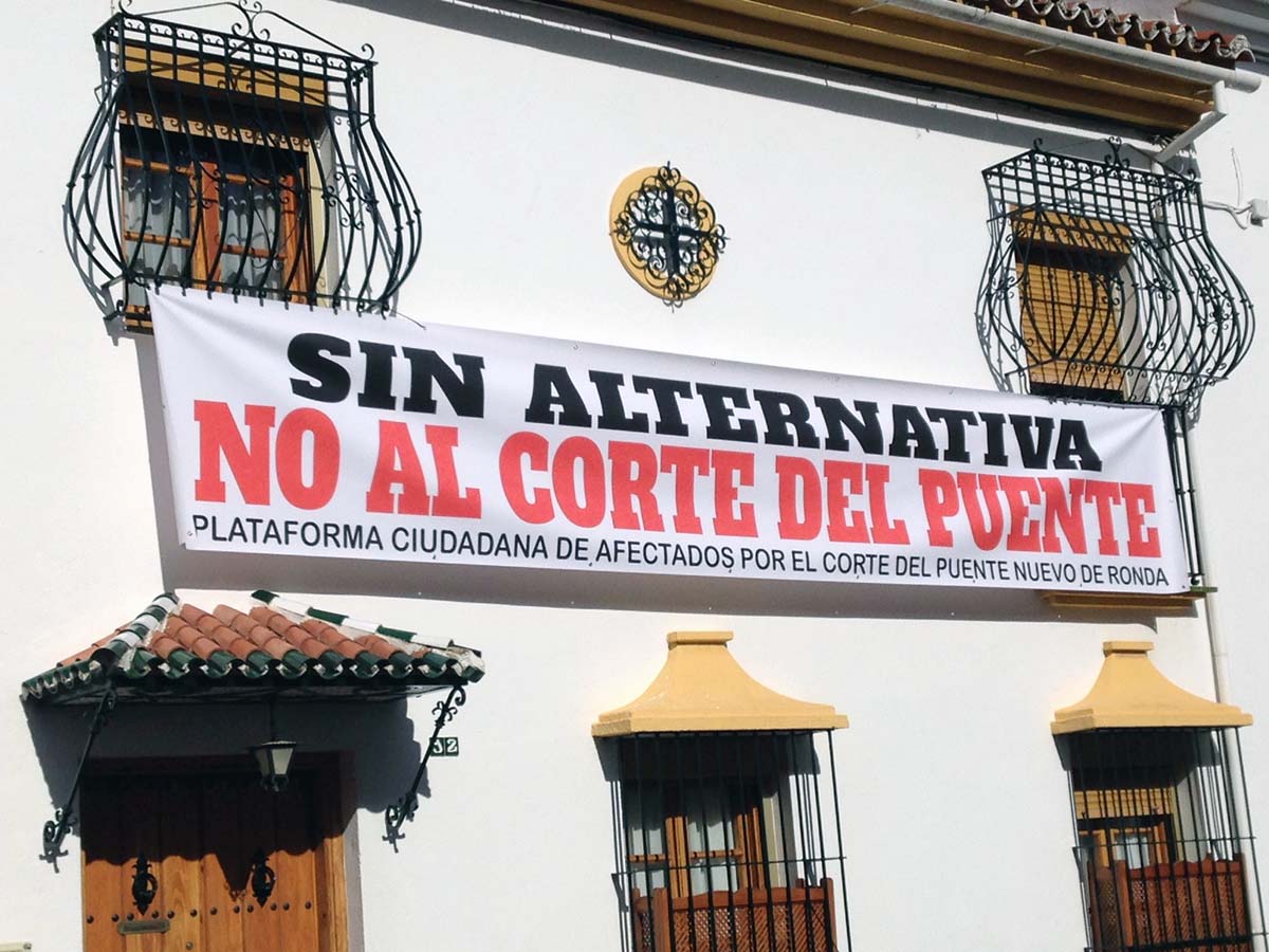 La pancarta de grandes dimensiones se ha situado frente al polideportivo de San Francisco.