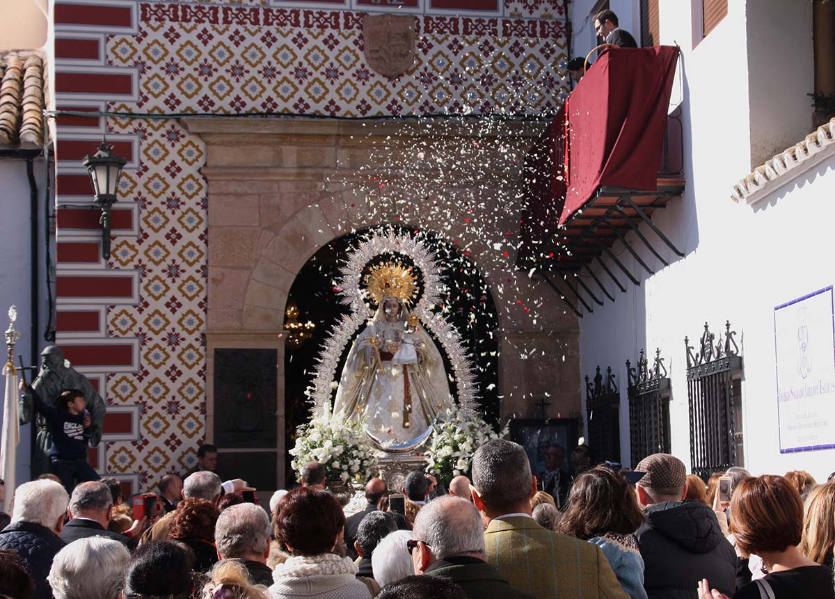 La patrona regresaba esta tarde a su santuario bajo una lluvia de flores.