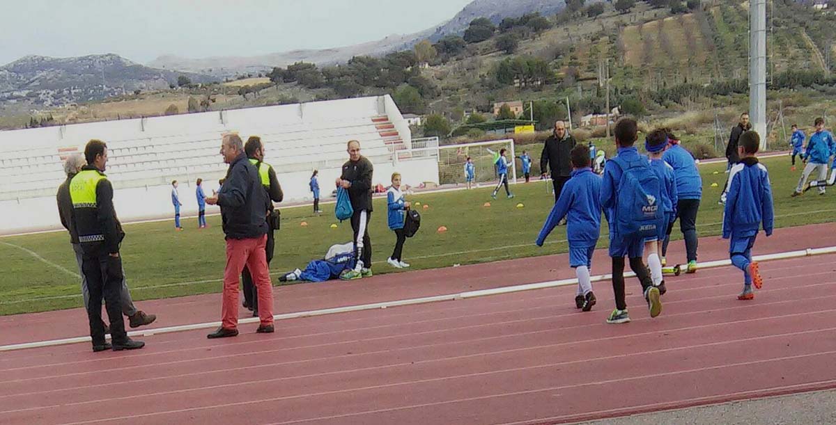 La Concejalía de Deportes envía a la Policía Local a expulsar a más de 130 niños de la cantera del CD Ronda del césped de la ciudad deportiva