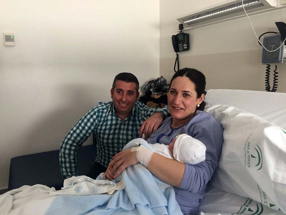 Álvaro, en el Hospital de la Serranía, junto a sus padres Mercedes y Juan Francisco.
