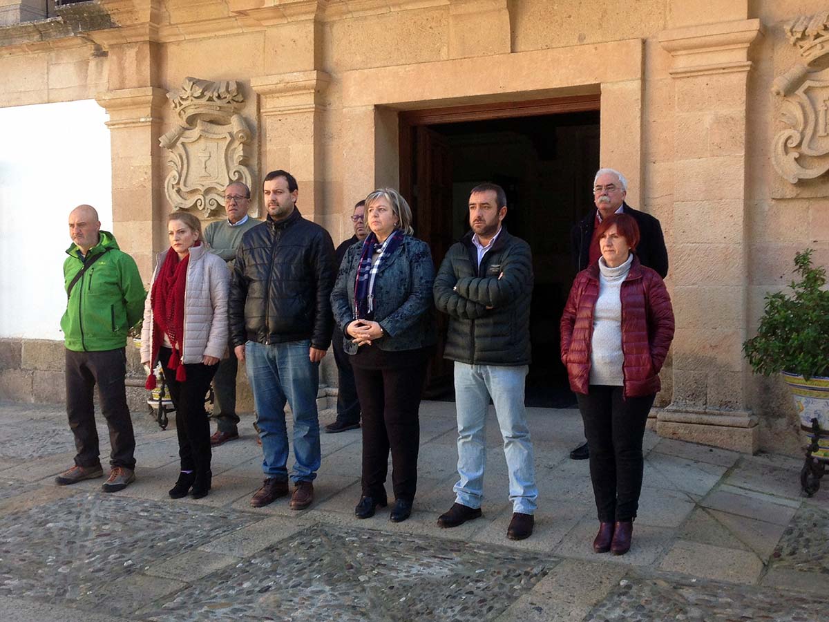 La Corporación Municipal guarda un minuto de silencio por la primera víctima mortal de violencia de género de 2018