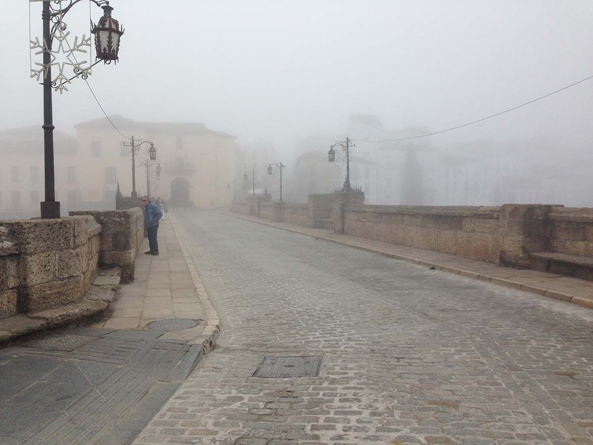 Puente Nuevo de Ronda en un día de intensa niebla en el Tajo.