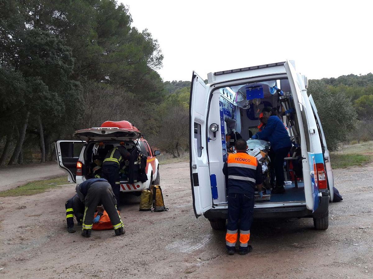 Momento en el que el senderista accidentado es trasladado en ambulancia tras ser rescatado.