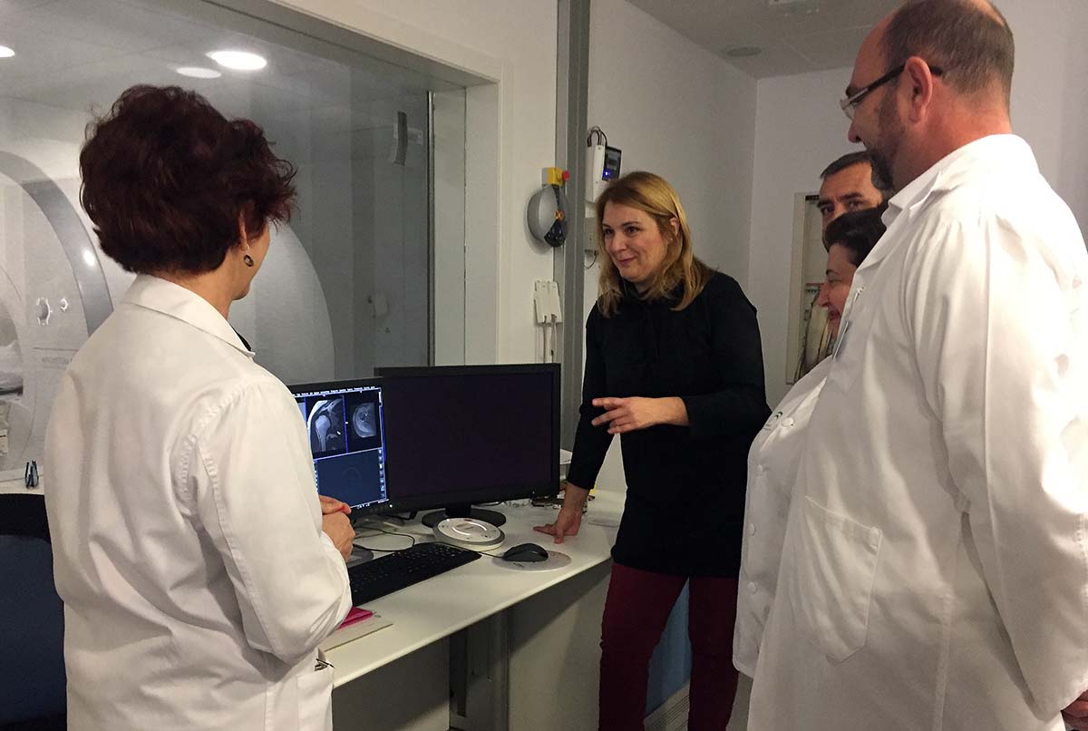 La delegada territorial de Salud en Málaga ha visitado hoy el servicio de Resonancia.