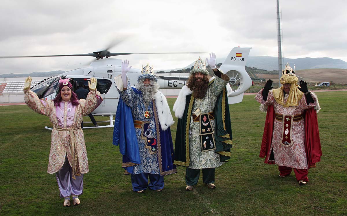 Momento en el que los Reyes Magos descienden del helicóptero en la ciudad deportiva.