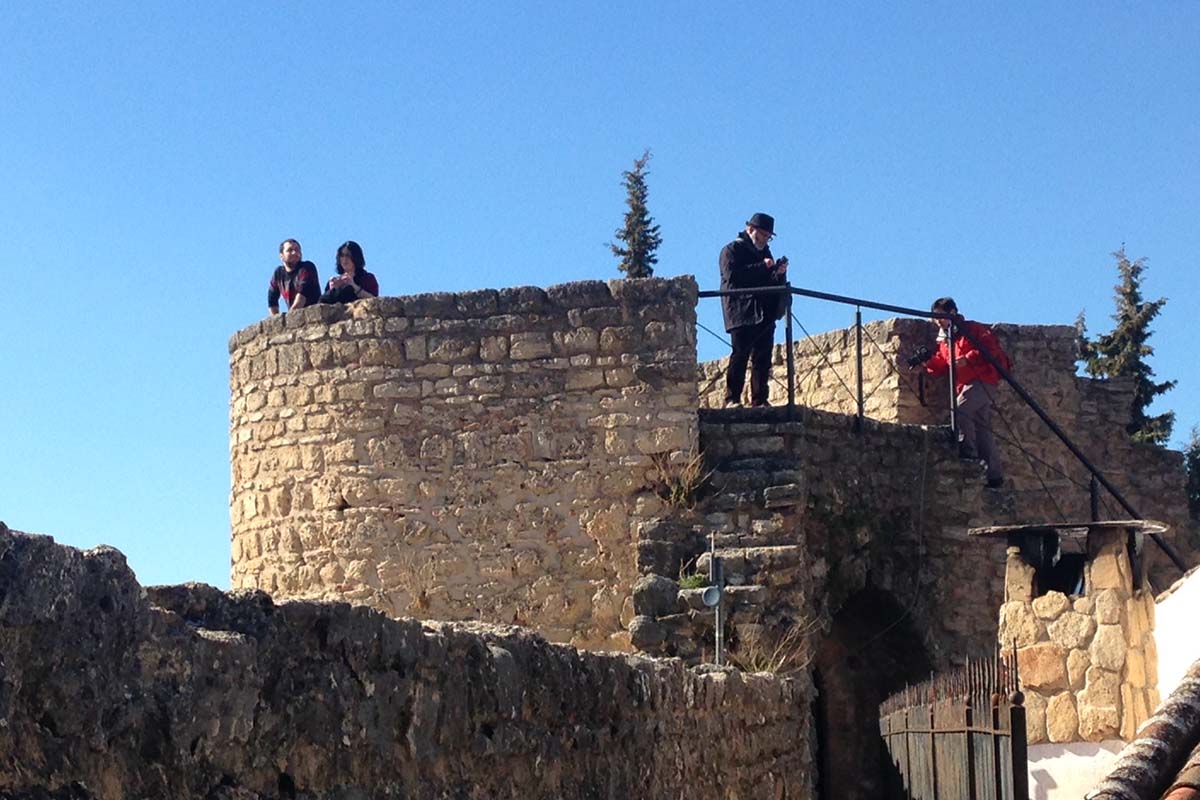 Se han situado tirantas cruzadas en las barandillas y nuevos pasamanos.
