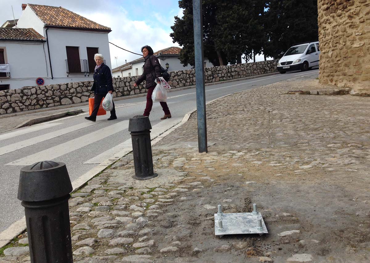 Ya se han colocado los soportes de las señales de regulación de tráfico.