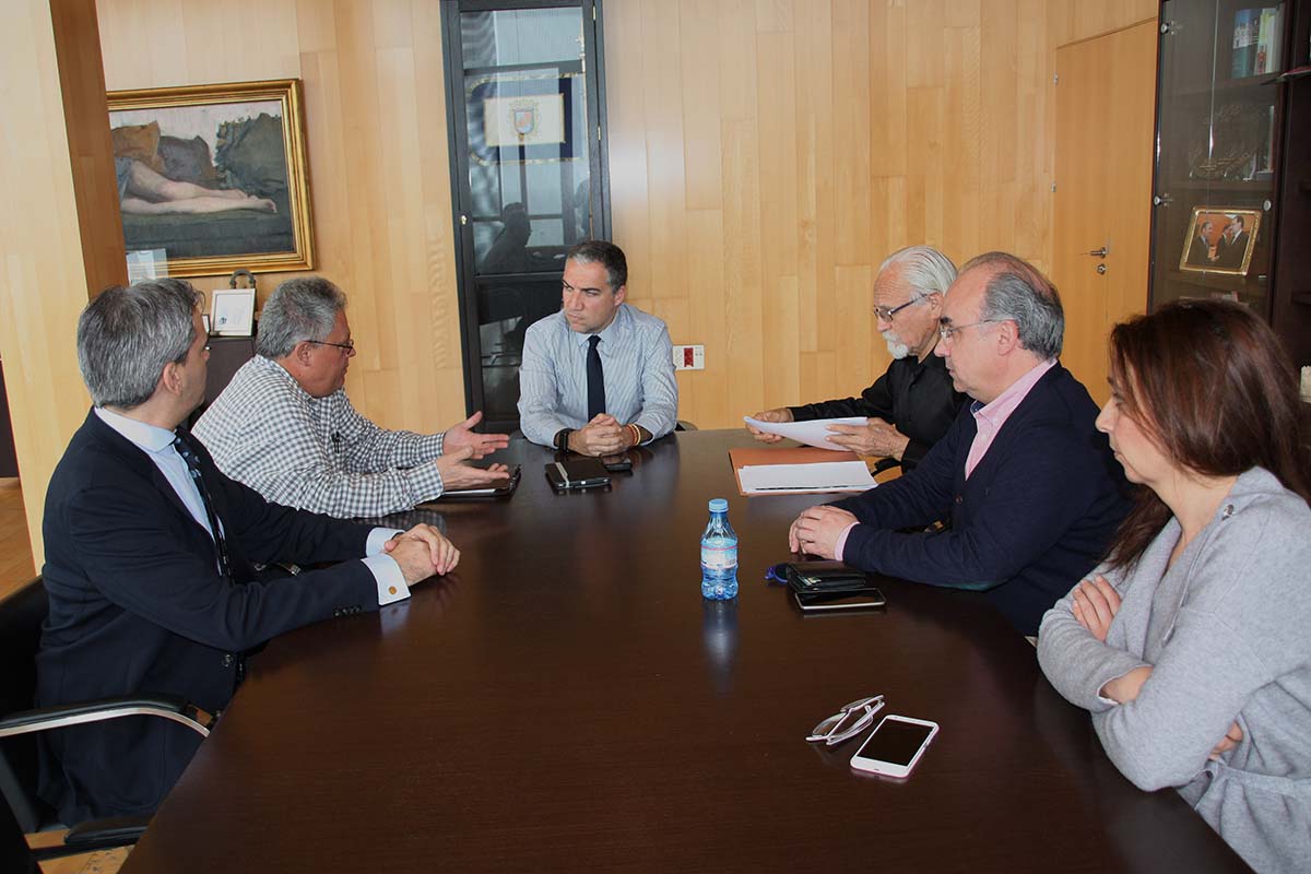 Momento de la reunión celebrada hoy en Málaga entre miembros de la Plataforma y el presidente de la Diputación Provincial.