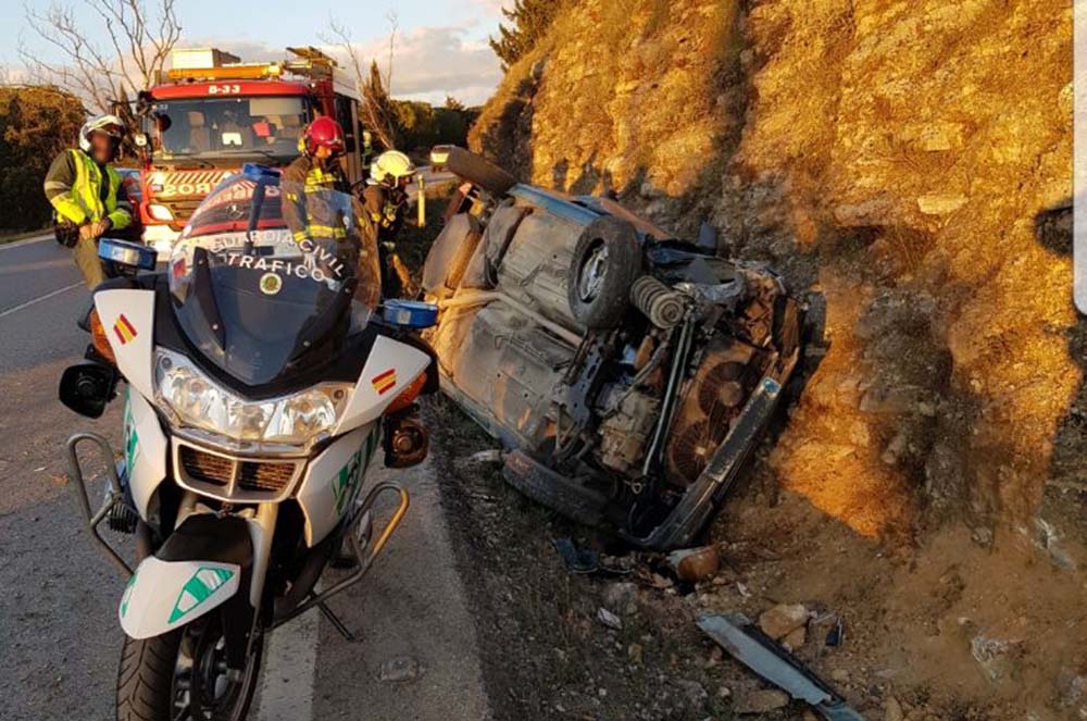 El coche ha volcado después de que su conductor perdiese el control.