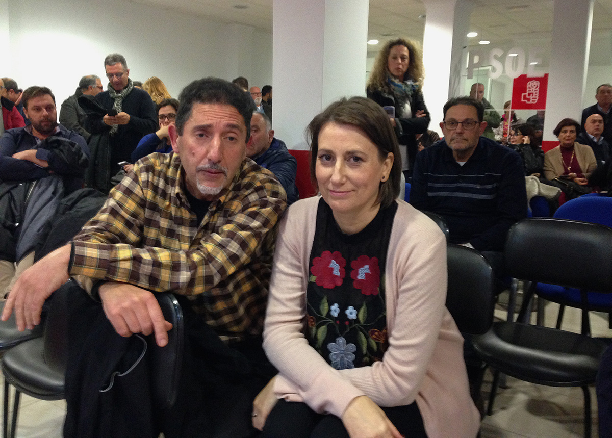 Isabel Aguilera, junto a Pedro Fernández Coca en la asamblea en la que fue elegida secretaria general del PSOE.