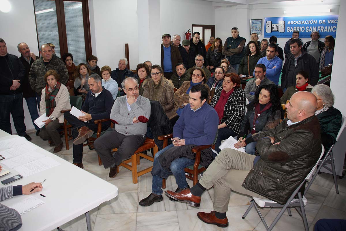 Cerca de cien vecinos han participado en la asamblea de la plataforma.