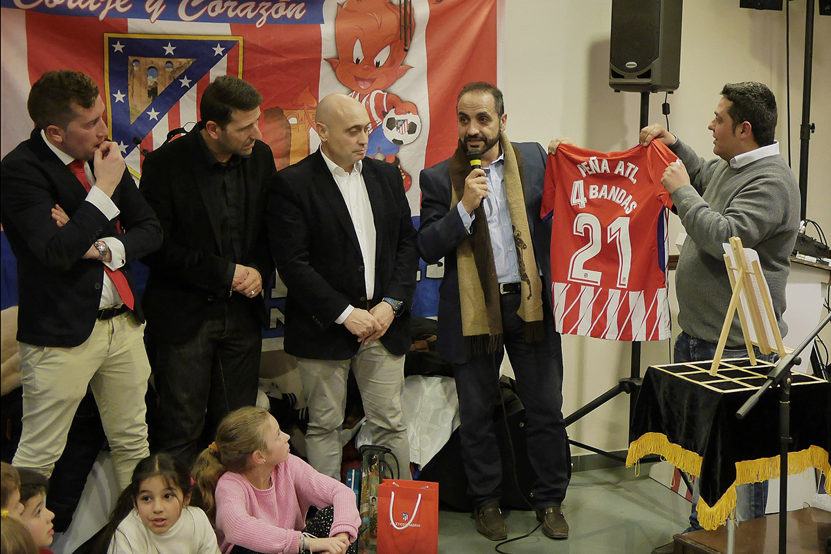 El jugador atlético Tomas Reñones recibió una camiseta de la Peña 4 Bandas.