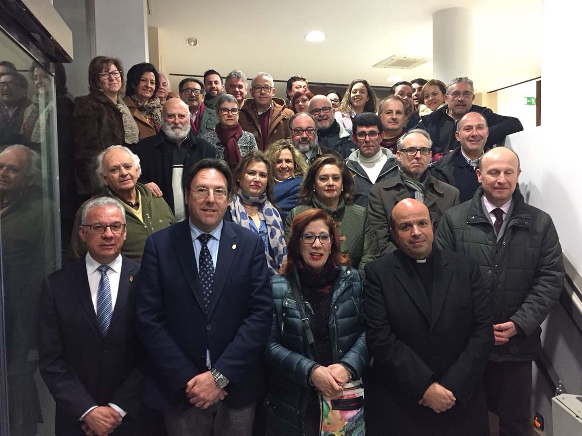 Miembros de la Agrupación de Hermandades, de Ayuca y colectivos participantes en el musical.