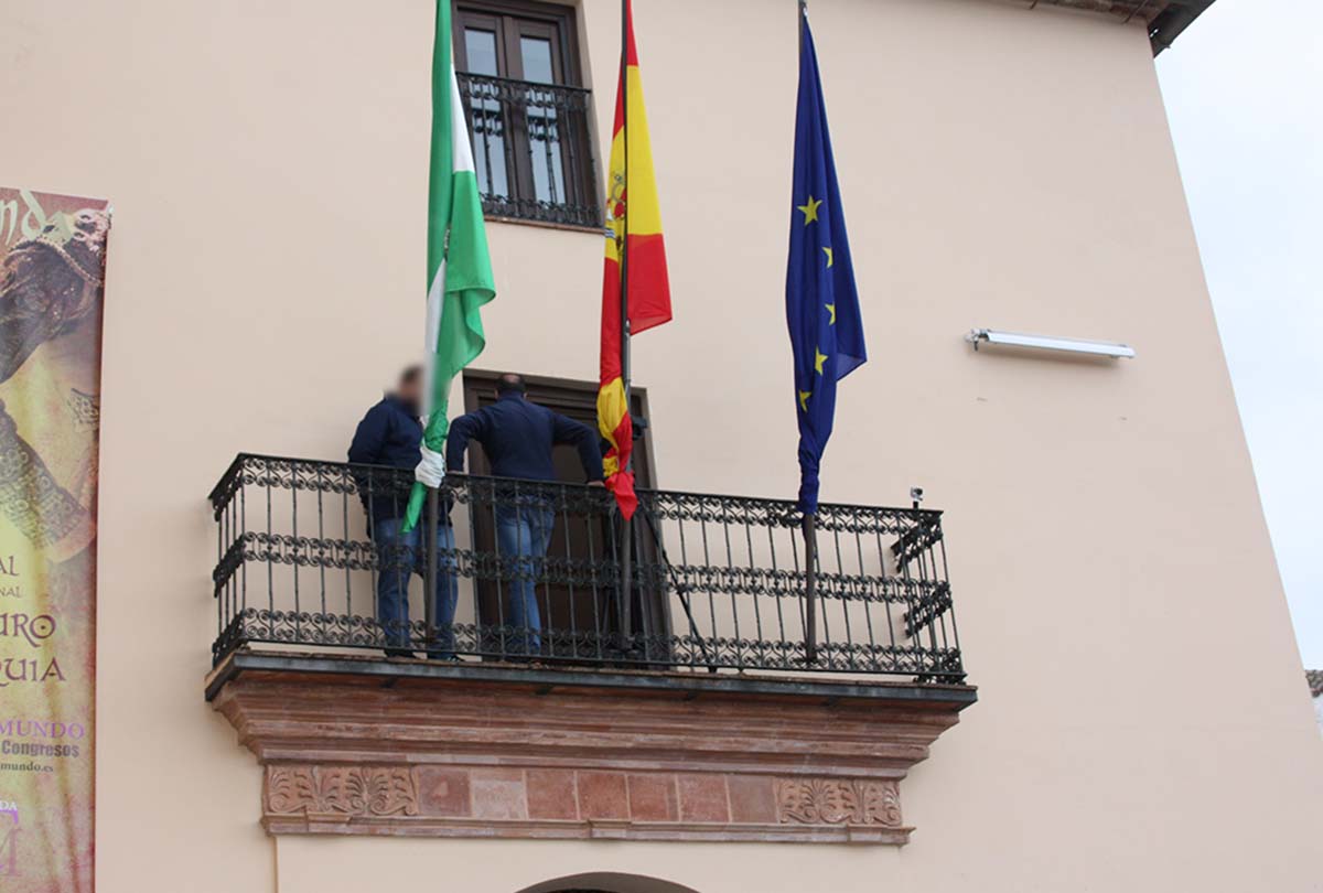 El jefe de Gabinete de Alcaldía (de espaldas) y un periodista local con su cámara, en un evento en el que sí se autorizó subir al balcón para tomar imágenes.