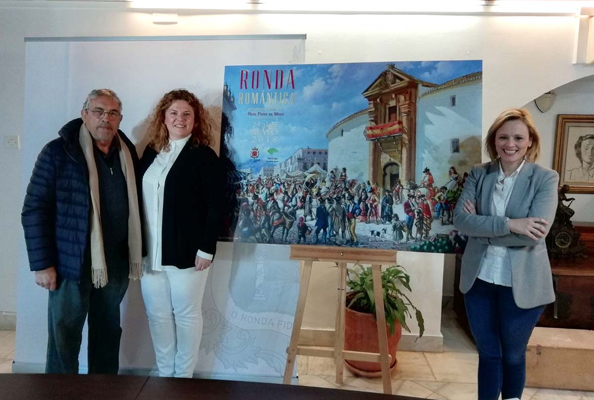 La alcaldesa, la concejal de Fiestas y el pregonero junto al cartel de Ronda Romántica 2018.