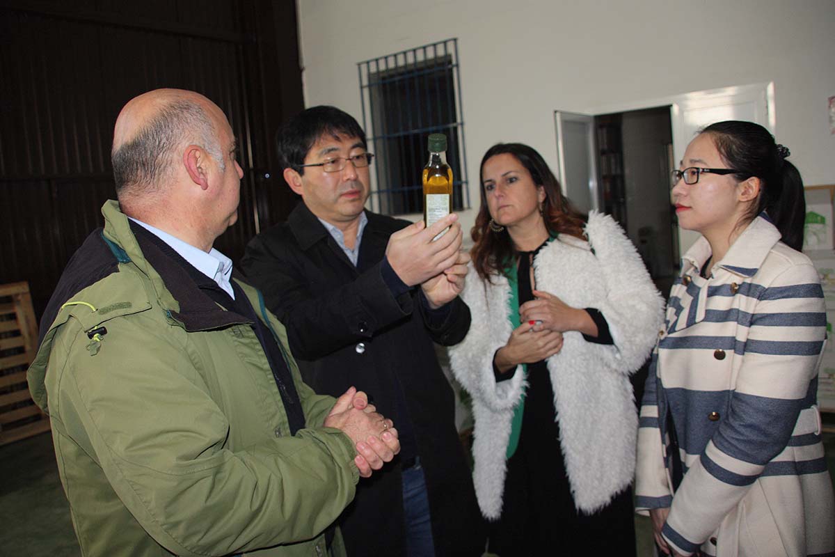 Los directivos de la empresa semigubernamental china conocen de primera mano el aceite y los vinos de Ronda.