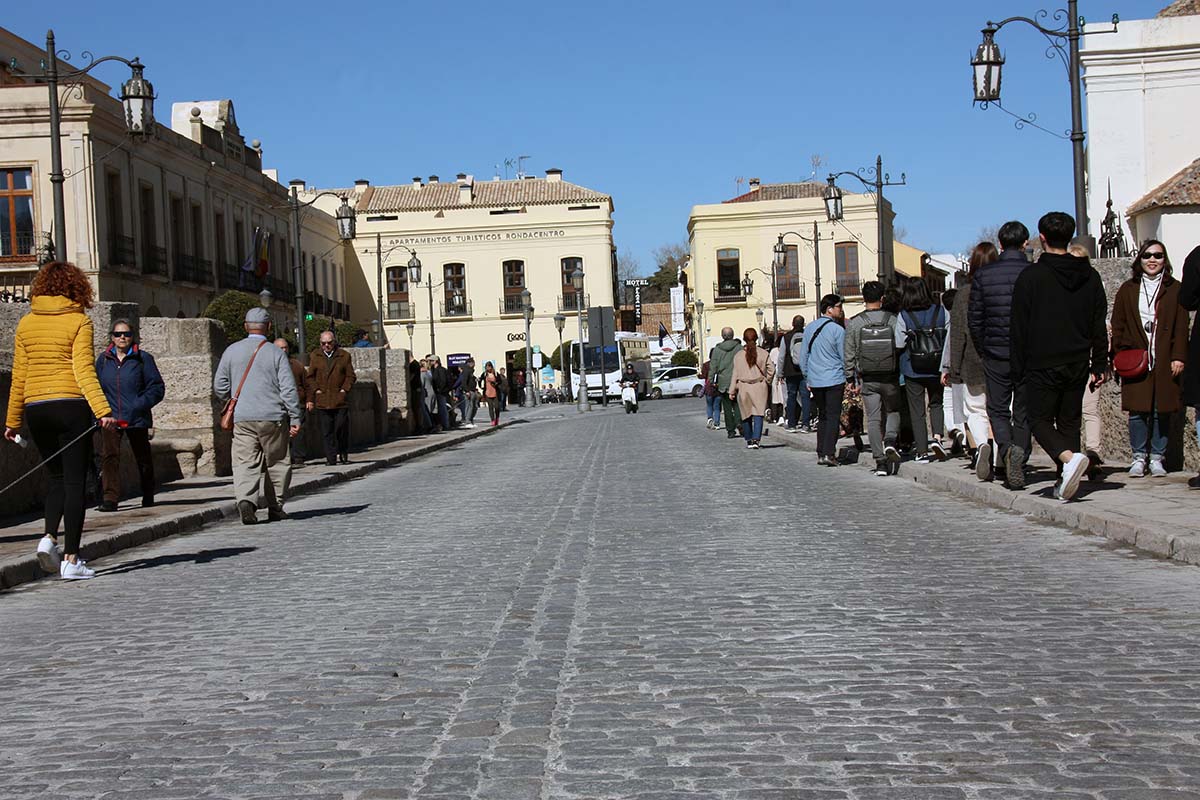 Un grupo de turistas orientales cruza el Puente Nuevo de Ronda.