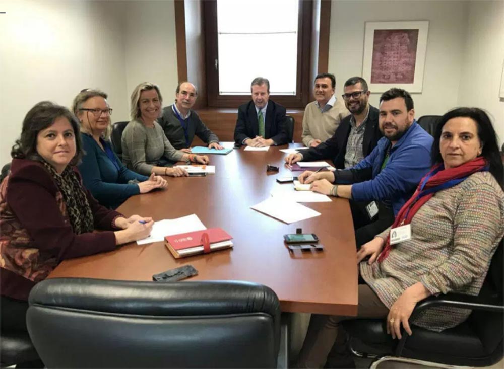 Imagen de una reciente reunión de la Plataforma con parlamentarios de la Comisión de Salud del Parlamento Andaluz.