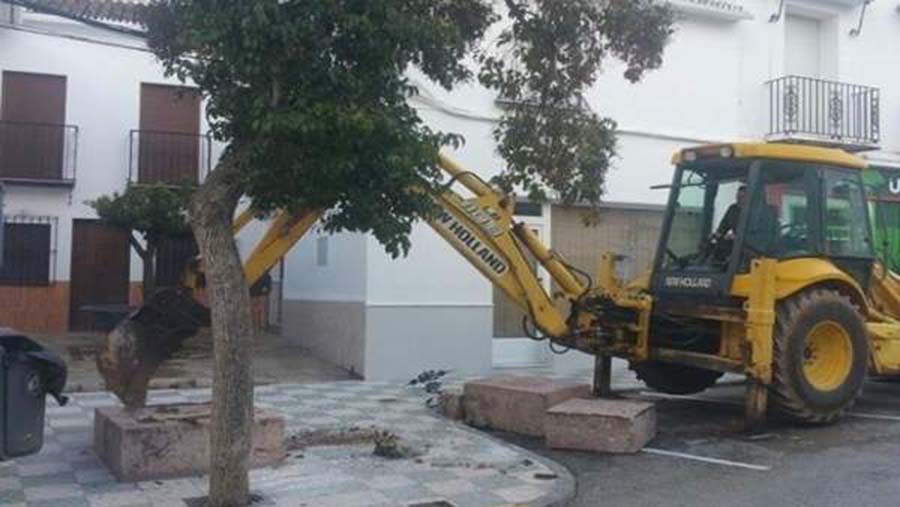 El Ayuntamiento utilizó una excavadora para derribar la Cruz de los Caídos que había en el pueblo serrano.