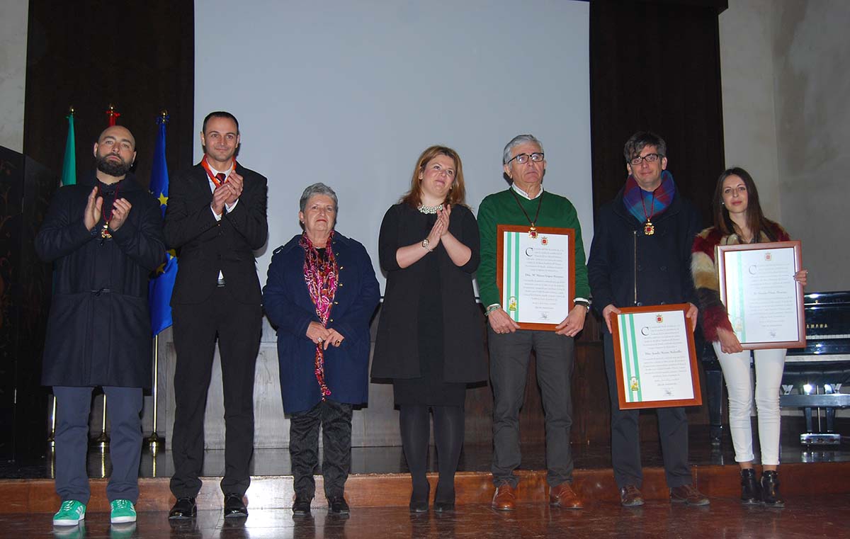 Los galardonados junto a la alcaldesa en el acto celebrado en el Convento de Santo Domingo. Foto Pepe Coines.