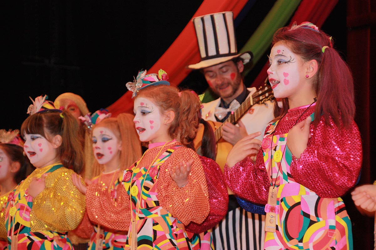 Máscaras, colorido, papelillos y coplas en la Gala de Agrupaciones de Carnaval de Ronda.