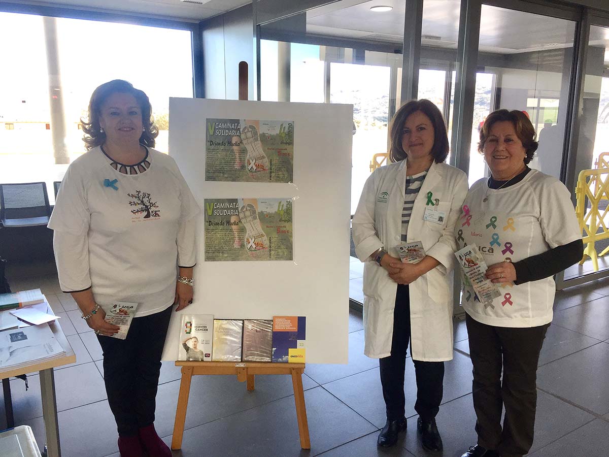La directora de Enfermería del Área Sanitaria junto a voluntarias de Ayuca.