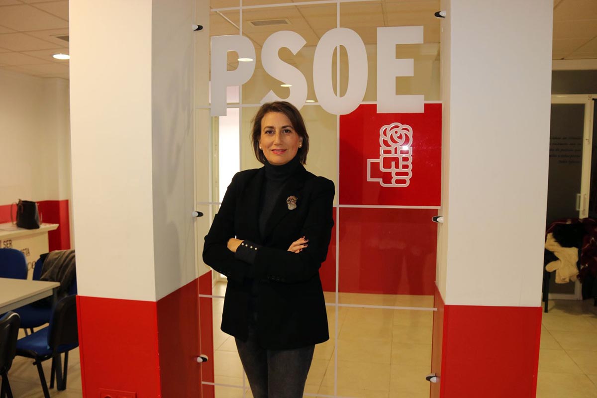 La secretaria general general del PSOE de Ronda en la Casa del Pueblo.