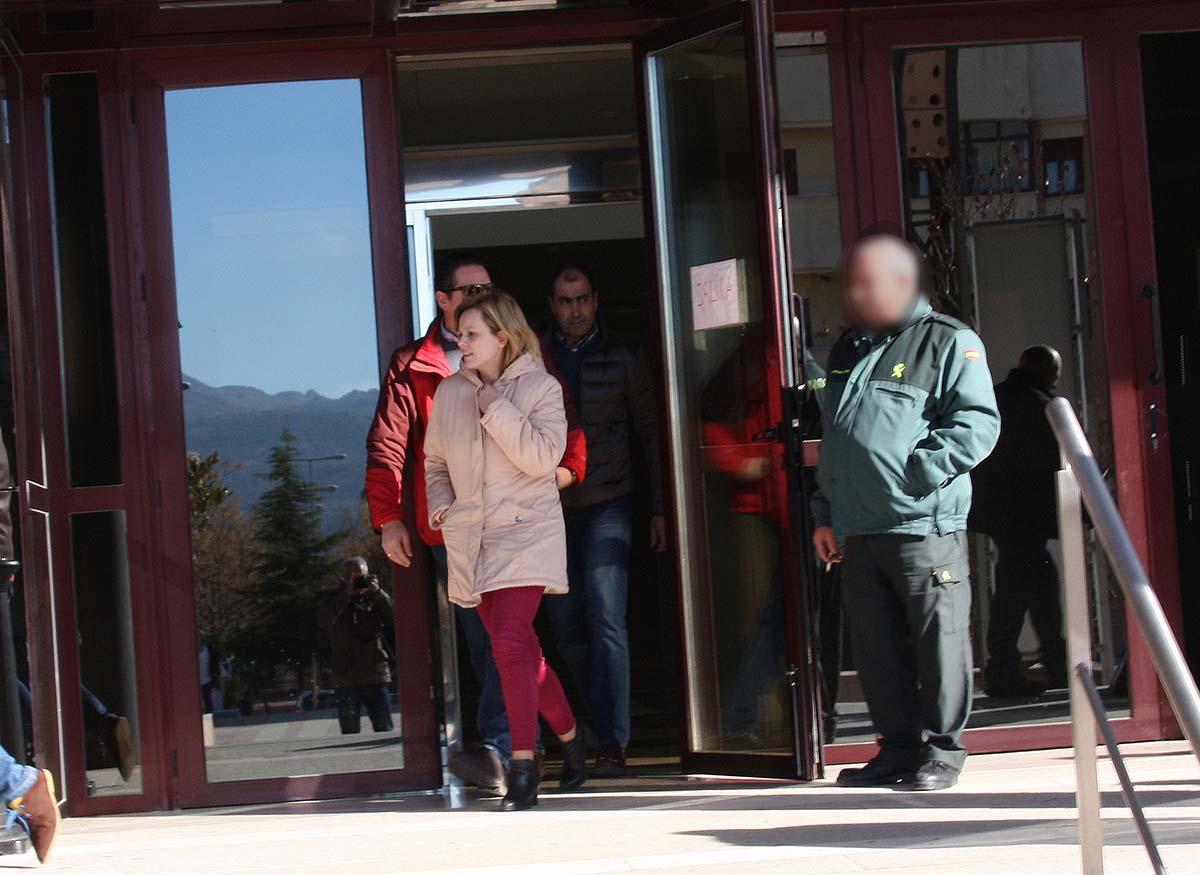 El jefe de Gabinete de alcaldía es arropado por compañeros socialistas para evitar que le hagan fotografías abandonando el Juzgado.