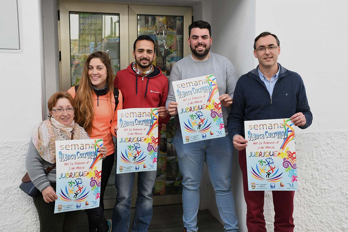 El alcalde y responsables de la Semana Cultural muestran los carteles.