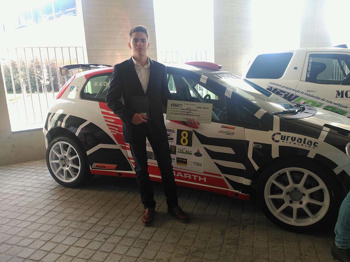 El piloto rondeño recibió su galardón este fin de semana en Granada.