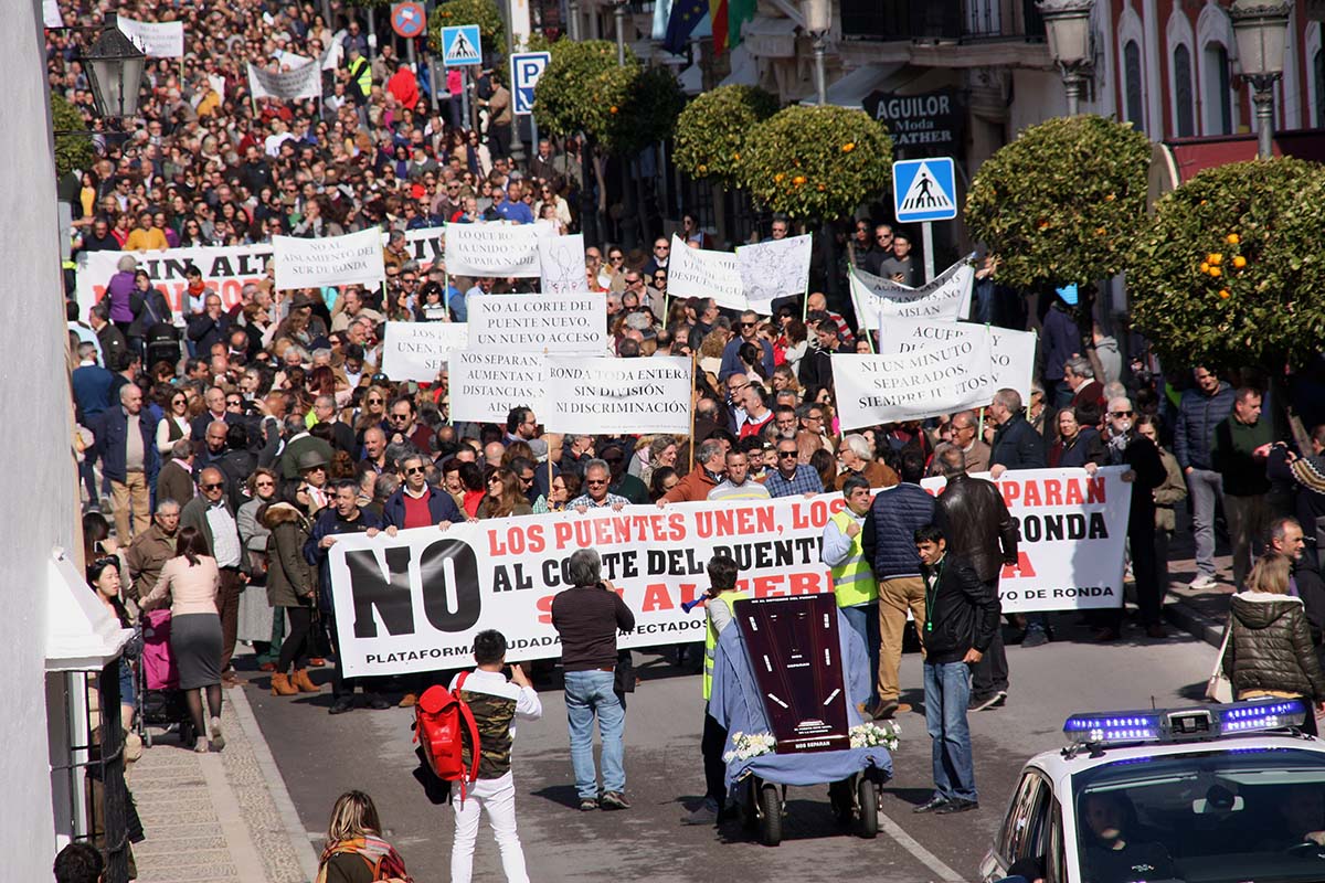 Más de 6.000 rondeños salieron a la calle el domingo reclamando que se abra el Puente y se construya un vial alternativo, entre otras medidas.