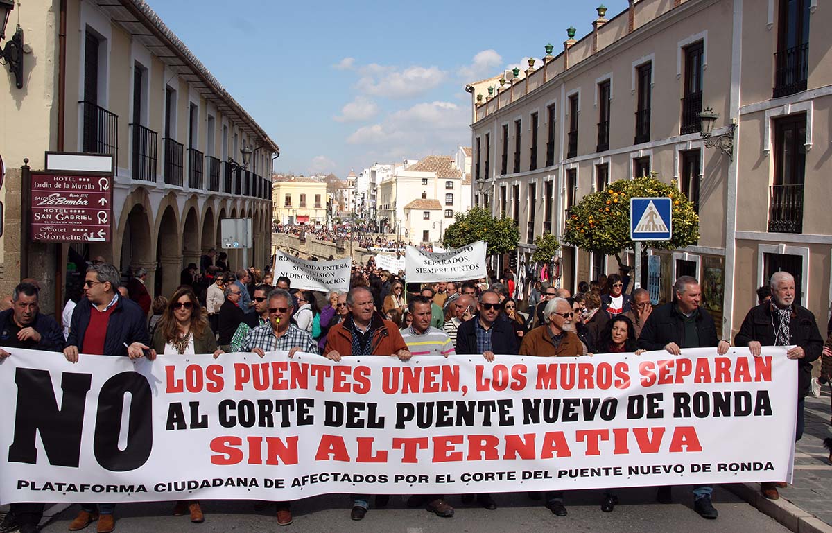 Imagen de la multitudinaria manifestación contra el corte del Puente Nuevo en 2018 con el Gobierno Tripartito.