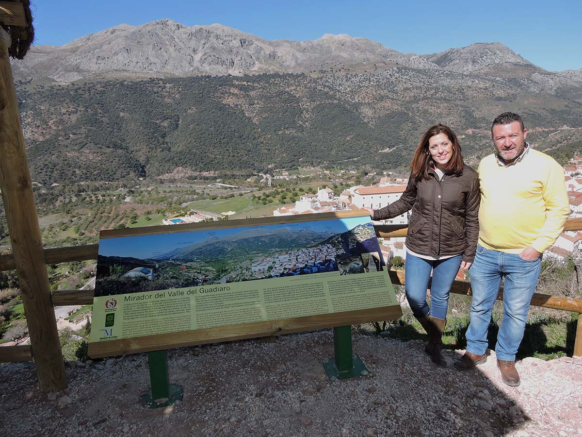La diputada provincial de Medio Ambiente y el alcalde de Jimera de Líbar.