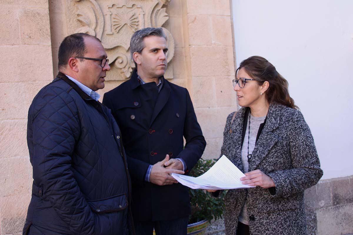 Los concejales populares María del Carmen Martínez, Antonio Arenas y Juan de Dios Barba han presentado hoy la moción para el Pleno.
