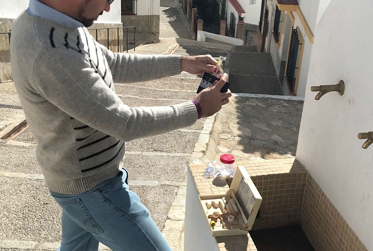 Un técnico de Salud toma muestras de agua en una fuente pública.
